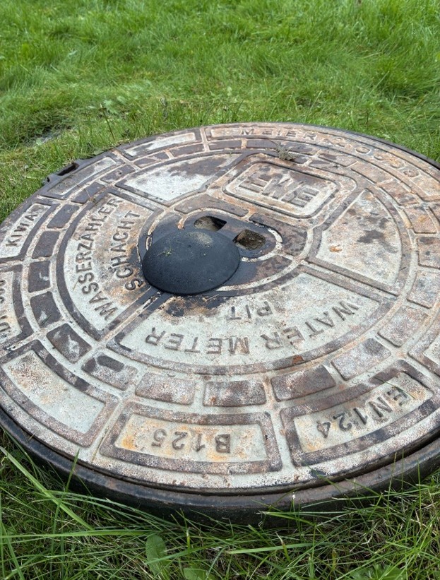 A pit-type external antenna mounted on the manhole lid